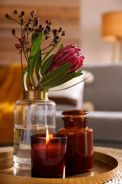 Vaas Met Mooie Protea Bloem Kaarsen Rieten Standaard Binnen Binnenelementen — Stockfoto