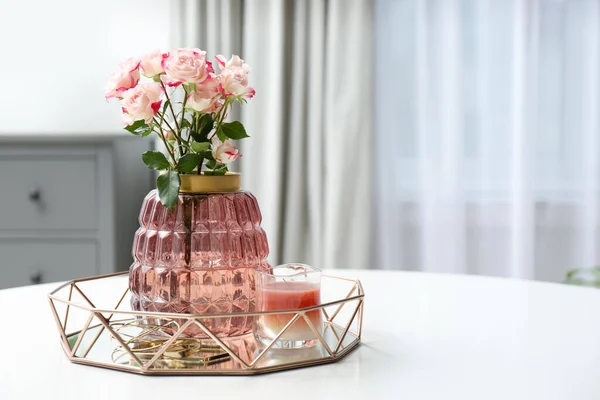 Vase Mit Schönen Blumen Und Kerze Auf Weißem Tisch Drinnen — Stockfoto