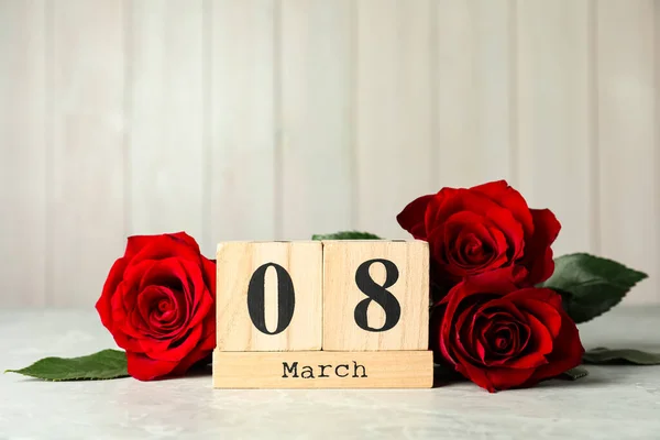 Calendrier Bois Avec Date Mars Roses Sur Table Sur Fond — Photo