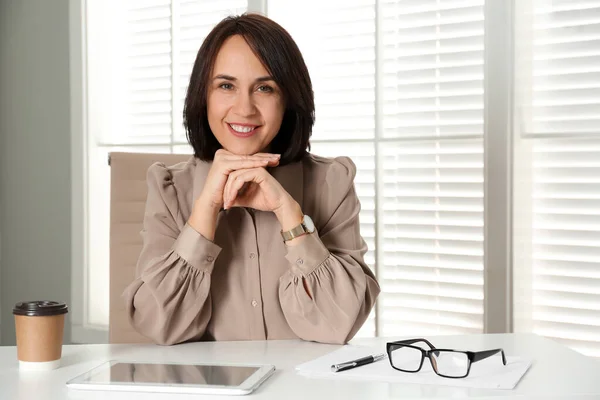 Madura Mujer Negocios Sentada Mesa Oficina — Foto de Stock