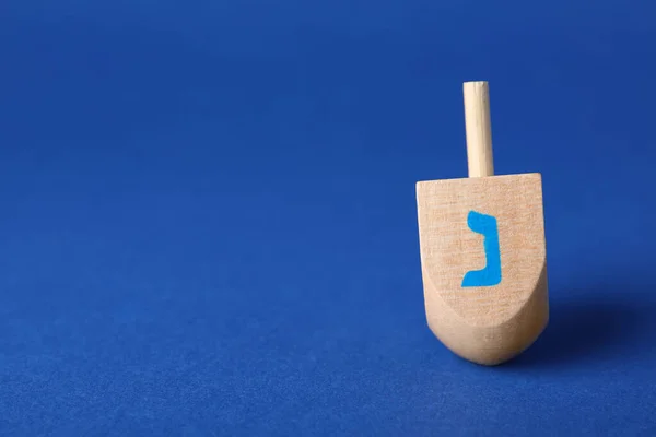 Hanukkah Tradycyjny Dreidel Literą Zakonnica Niebieskim Tle Miejsce Tekst — Zdjęcie stockowe