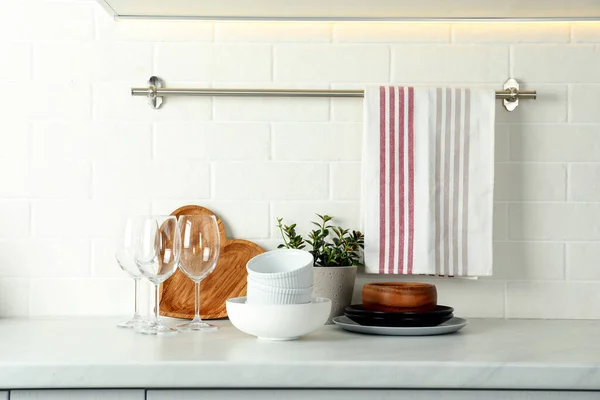 Набор Чистой Посуды Белой Столешнице Кухне — стоковое фото