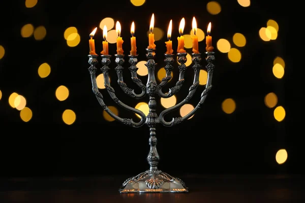 Menorah Argento Con Candele Accese Sullo Sfondo Scuro Luci Festive — Foto Stock