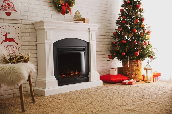 装飾されたクリスマスツリーとモダンな暖炉付きの美しいリビングルームのインテリア — ストック写真