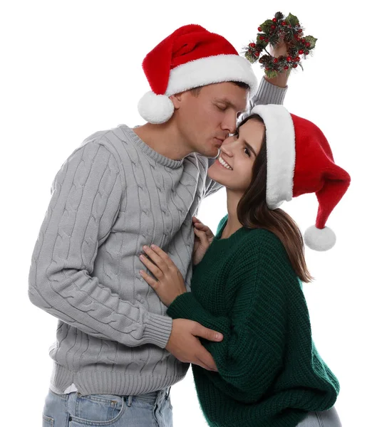 Homem Feliz Beijando Sua Namorada Sob Grinalda Visco Fundo Branco — Fotografia de Stock