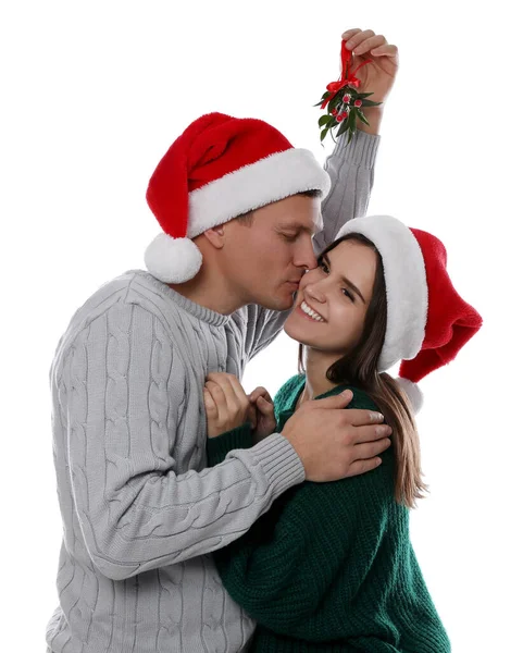 Homem Feliz Beijando Sua Namorada Sob Bando Visco Fundo Branco — Fotografia de Stock