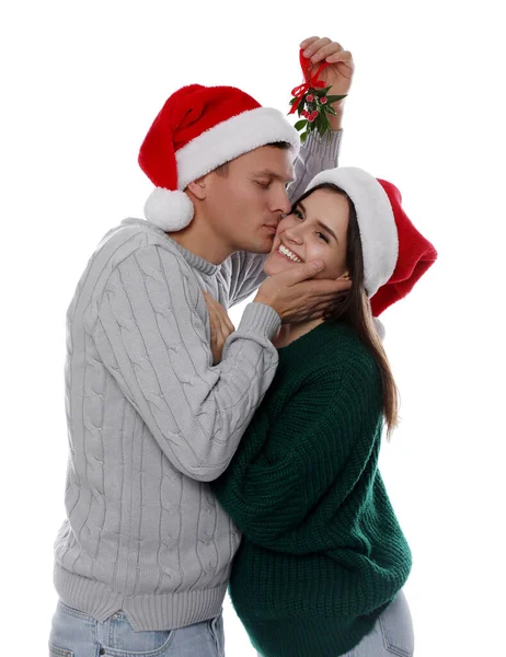 Homem Feliz Beijando Sua Namorada Sob Bando Visco Fundo Branco — Fotografia de Stock