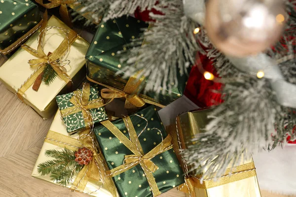 Πολλά Διαφορετικά Δώρα Κάτω Από Χριστουγεννιάτικο Δέντρο Εσωτερικούς Χώρους Top — Φωτογραφία Αρχείου