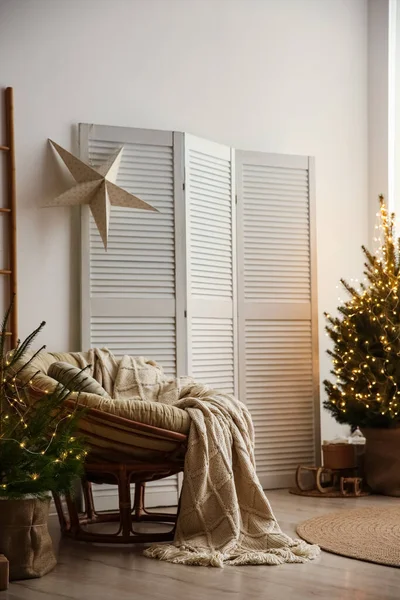 Stilvolles Interieur Mit Eleganter Weihnachtsdekoration — Stockfoto