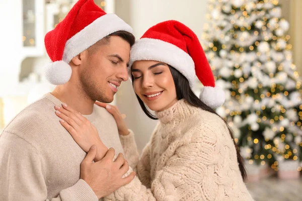 Pareja Feliz Con Sombreros Santa Casa Celebración Navidad —  Fotos de Stock