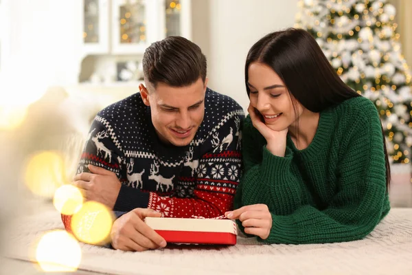 Happy Couple Christmas Gift Box Home — Stock Photo, Image