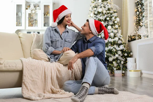サンタの帽子の幸せなカップル クリスマスのお祝い — ストック写真