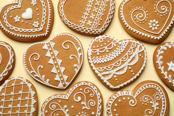 Sabroso Corazón Forma Galletas Jengibre Sobre Fondo Amarillo Plano Laico —  Fotos de Stock