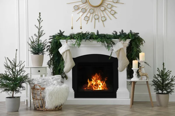Stylový Interiér Pokoje Krbem Krásnou Vánoční Výzdobou — Stock fotografie