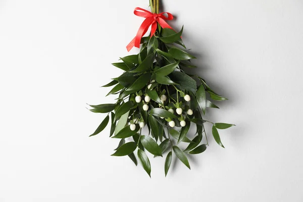 Mistletoe Bos Met Rode Strik Hangend Aan Witte Muur Traditioneel — Stockfoto