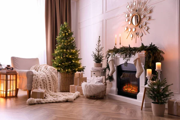 Stilvolles Interieur Mit Kamin Und Wunderschönem Weihnachtsbaum — Stockfoto