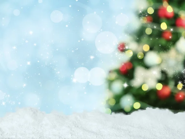 Nieve Vista Borrosa Del Hermoso Árbol Navidad Decorado Efecto Bokeh —  Fotos de Stock