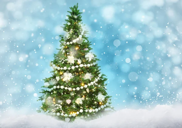 Hermoso Árbol Navidad Decorado Sobre Fondo Azul Claro Efecto Bokeh —  Fotos de Stock