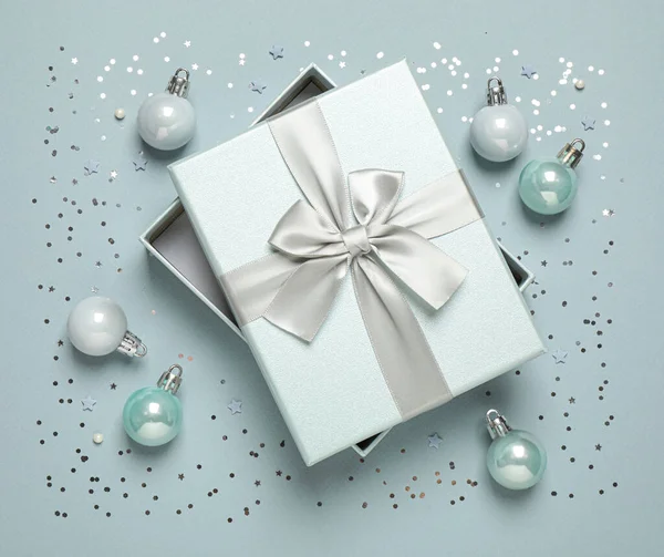 Hermosa Caja Regalo Bolas Navidad Confeti Sobre Fondo Gris Cama —  Fotos de Stock