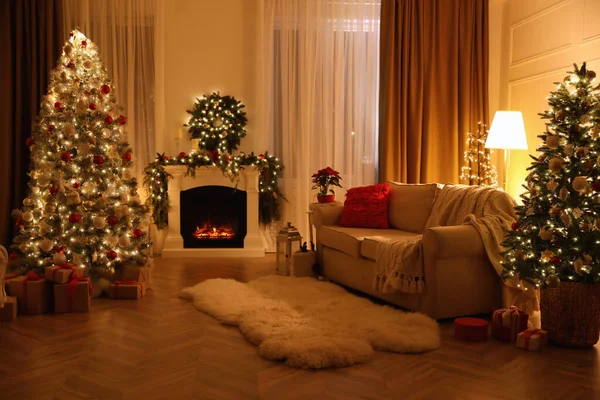 Salón Interior Festivo Con Árboles Navidad Chimenea —  Fotos de Stock
