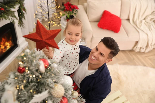 Baba Küçük Kızı Noel Ağacını Süslüyorlar Odada Yıldız Süsü Ile — Stok fotoğraf