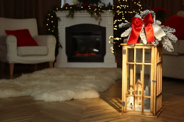 Schöne Weihnachtslaterne Zimmer Mit Festlichem Dekor — Stockfoto