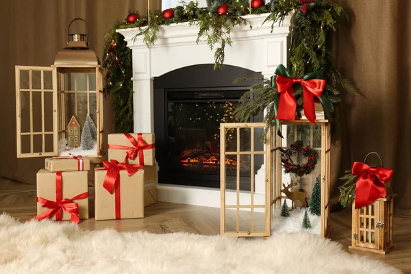 Hermosas Linternas Navidad Regalos Cerca Chimenea Habitación Con Decoración Festiva —  Fotos de Stock