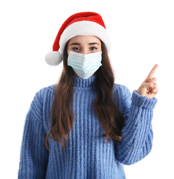 Mulher Bonita Vestindo Chapéu Papai Noel Máscara Médica Fundo Branco — Fotografia de Stock