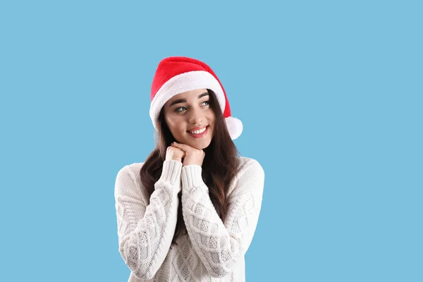 Hermosa Mujer Con Sombrero Santa Claus Sobre Fondo Azul Claro —  Fotos de Stock