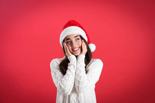 Belle Femme Portant Chapeau Père Noël Sur Fond Rouge — Photo