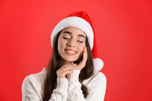 Belle Femme Portant Chapeau Père Noël Sur Fond Rouge — Photo