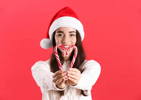 Hermosa Mujer Santa Claus Sombrero Haciendo Corazón Con Bastones Caramelo —  Fotos de Stock