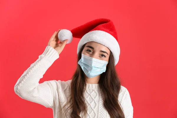 Hermosa Mujer Con Sombrero Santa Claus Máscara Médica Sobre Fondo —  Fotos de Stock