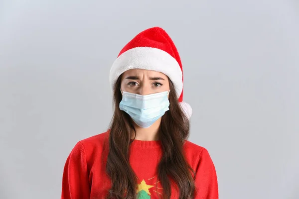 Vacker Känslomässig Kvinna Bär Santa Claus Hatt Och Medicinsk Mask — Stockfoto