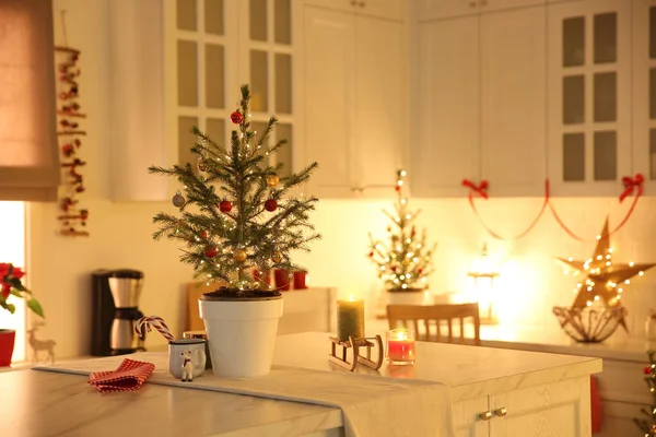 Pequeño Árbol Navidad Decorado Con Adornos Luces Festivas Cocina Espacio — Foto de Stock