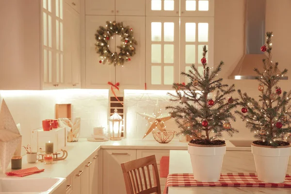 小さなクリスマスツリーとキッチンでお祝いの装飾 — ストック写真