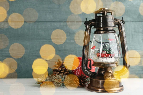 Sneeuwbol Vintage Lantaarn Geschenkdoos Kerstdecor Witte Tafel Ruimte Voor Tekst — Stockfoto