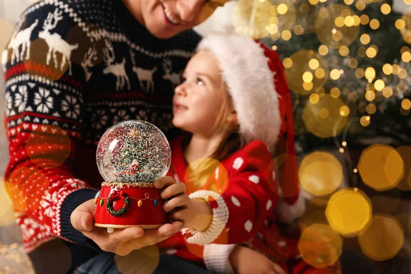 Otec Dcera Sněhovou Koulí Vánočního Stromku Soustřeďte Hračku Efekt Bokeh — Stock fotografie