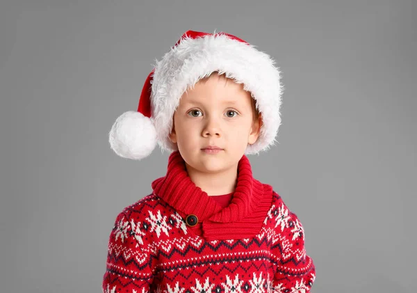 Criança Bonito Chapéu Papai Noel Fundo Cinza Celebração Natal — Fotografia de Stock