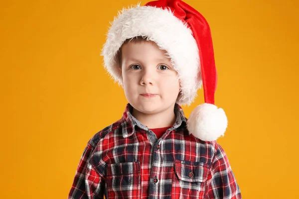 Criança Bonito Chapéu Papai Noel Fundo Amarelo Celebração Natal — Fotografia de Stock