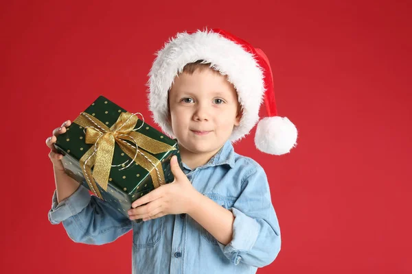 Мила Дитина Санта Каті Різдвяним Подарунком Червоному Тлі — стокове фото