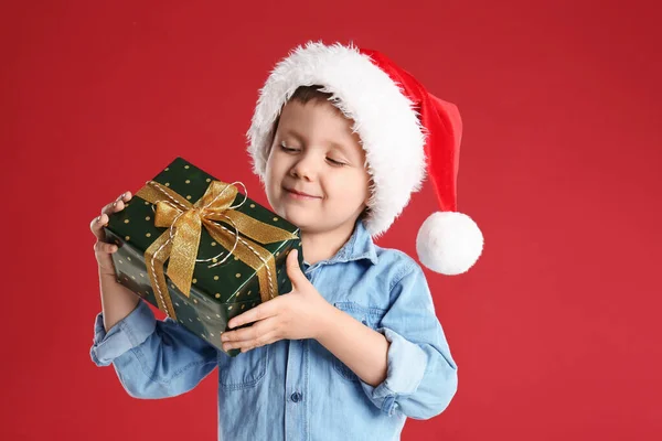 Мила Дитина Санта Каті Різдвяним Подарунком Червоному Тлі — стокове фото