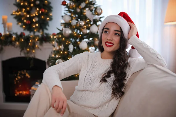 Mooie Jonge Vrouw Draagt Santa Hoed Kamer Versierd Voor Kerstmis — Stockfoto