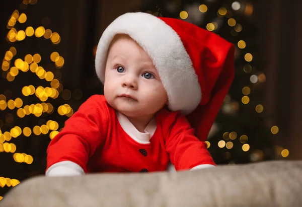 Schattige Kleine Baby Kerstman Pak Tegen Wazig Feestelijk Licht Kerstfeest — Stockfoto