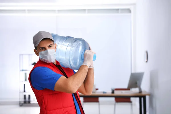 Kurier Maske Mit Flasche Kühleren Wassers Drinnen Entbindung Während Coronavirus — Stockfoto