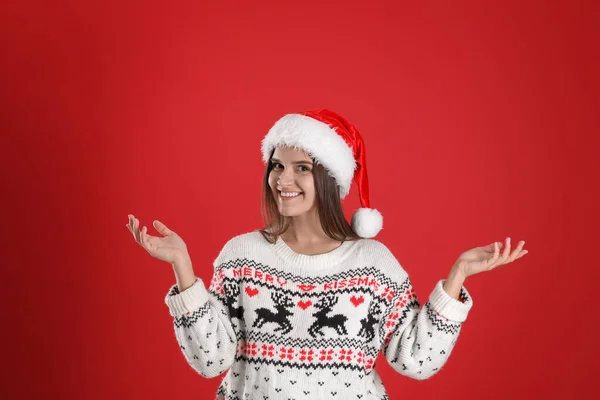 Όμορφη Γυναίκα Σάντα Καπέλο Και Χριστουγεννιάτικο Πουλόβερ Κόκκινο Φόντο — Φωτογραφία Αρχείου