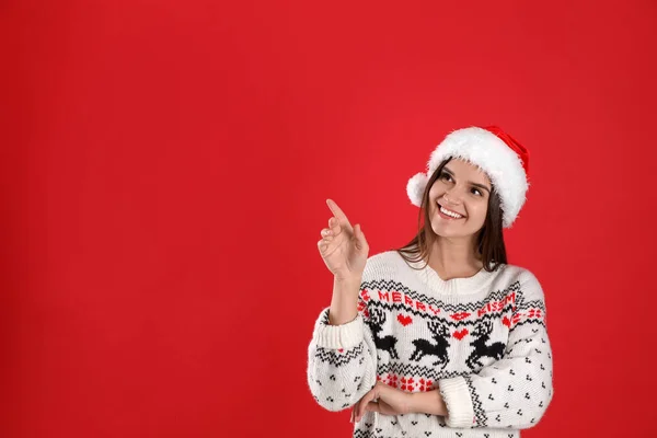 Noel Baba Şapkalı Noel Süveterli Güzel Bir Kadın Kırmızı Arkaplanı — Stok fotoğraf
