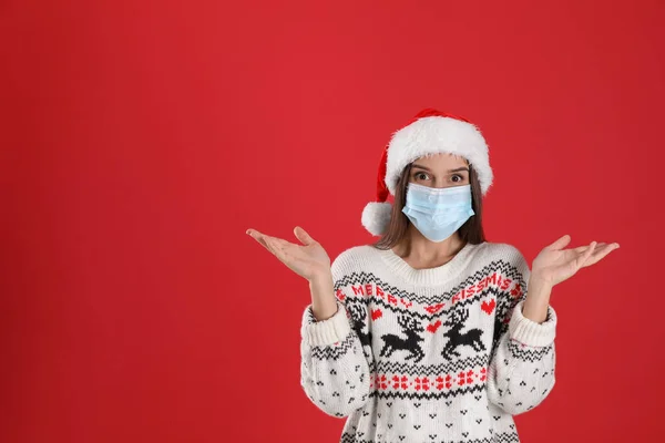 Känslomässig Kvinna Santa Hatt Och Medicinsk Mask Röd Bakgrund Utrymme — Stockfoto