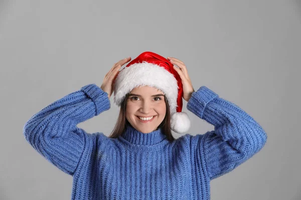 Jolie Femme Chapeau Père Noël Pull Bleu Sur Fond Gris — Photo