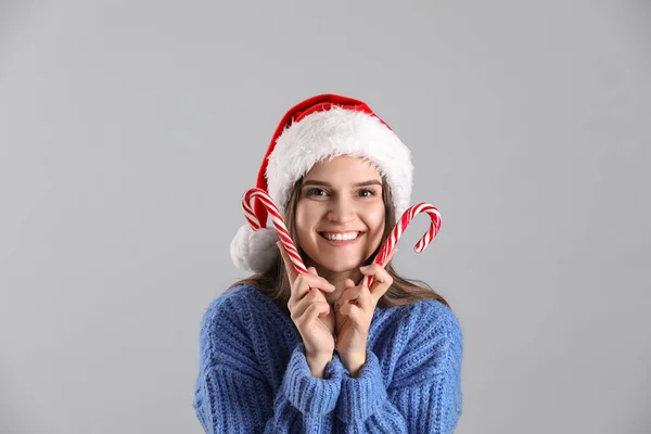 Vacker Kvinna Santa Hatt Och Blå Tröja Med Godis Käppar — Stockfoto